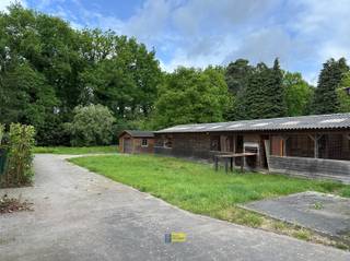 <p><span>Te renoveren woning met ruim perceel en tal van mogelijkheden interessant als renovatieproject of bouwgrond aan 6% btw</span></p><p><span>Deze woning met een volume van ca. 1.487 m³ is gelegen op een ruim perceel met een straatbreedte van ongeveer 20 meter en een diepte van ca. 75 meter. Dankzij de royale afmetingen biedt dit eigendom tal van mogelijkheden, zowel voor wie op zoek is naar een renovatieproject als voor wie een nieuwbouw wenst te realiseren.</span></p><p><span>De bestaande woning werd oorspronkelijk gebouwd in 1960 en deels gerenoveerd in 2007, waarbij onder andere het dak werd vernieuwd. In 2016 werden bijkomende werken uitgevoerd. Het pand dient verder gerenoveerd te worden, maar vormt een uitstekende basis voor wie graag naar eigen smaak vernieuwt. Daarnaast kan het perceel ook interessant zijn als bouwgrond voor afbraak en heropbouw, mogelijk aan het gunstige btw-tarief van 6% (onder voorbehoud van de geldende voorwaarden).</span></p><p><span>Via de inkomhal bereik je de leefruimte en eetkamer, afgewerkt met laminaatvloer. Aansluitend bevindt zich de keuken met kasten en praktische berging. Verder beschikt de woning over een badkamer met douche, lavabo en toilet, evenals twee slaapkamers.</span></p><p><span>Extra troeven zijn de veranda, de zolderruimte zonder vaste trap, een aparte garage en een ruim duivenkot van ca. 70 m².</span></p><p><span>Een eigendom met veel potentieel voor wie ruimte, mogelijkheden en een gunstige ligging weet te appreciëren.</span></p>