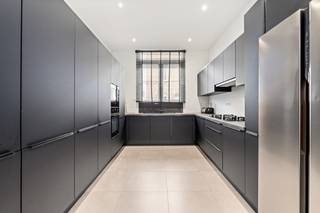 <p>In de Draaibankstraat in Mechelen vind je deze verzorgde woning met karakter, waar het historische gevelbeeld uit 1899 moeiteloos samengaat met een hedendaagse, in 2022 gerenoveerde afwerking. Het is een huis dat meteen een warm gevoel geeft: instapklaar, lichtrijk en met een indeling die perfect aansluit bij hoe we vandaag willen wonen. Een thuis voor wie houdt van authenticiteit, maar niet wil inboeten op comfort.</p><p>Bij binnenkomst leidt de inkomhal je naar een aangename leefruimte die vlot overloopt in de volledig uitgeruste keuken, voorzien van inductiekookplaat, dampkap, oven, vaatwasser, koelkast en diepvries. Over de twee verdiepingen beschikt de woning over 3 slaapkamers en één badkamer met douche, dubbele lavabo en twee gastentoiletten, ideaal voor een gezin of wie graag extra ruimte heeft voor bezoek of een thuiskantoor. In totaal biedt de woning een bewoonbare oppervlakte van 172 m² op een perceel van 95 m², met een bruto vloeroppervlakte van 205 m².</p><p>Buiten geniet je van een terras van 31 m² , een fijne plek om tot rust te komen. De woning is voorzien van dubbel glas met PVC-buitenschrijnwerk, rolluiken (keuken), een individuele gasverwarming met radiatoren, wat zorgt voor zowel comfort. </p><p>Qua ligging combineert deze woning het beste van twee werelden: rustig gelegen aan de stadsrand, maar toch vlakbij alle voorzieningen. Winkels bevinden zich op zo'n 500 meter, scholen op 350 meter en het openbaar vervoer is al bereikbaar binnen 250 meter. Ook het station (1 km) en de invalswegen (1,5 km) liggen op comfortabele afstand, wat deze locatie bijzonder praktisch maakt voor wie in Mechelen of de ruimere regio werkt of studeert.</p><p>Spreekt deze woning je aan en wil je ze graag met eigen ogen komen bekijken? Neem gerust contact op met ons kantoor om een bezoek in te plannen. We begeleiden je graag bij elke stap richting je nieuwe thuis.</p>