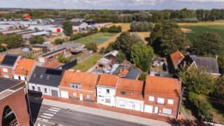 Deze ruime woning, gelegen langs een vlotte verbindingsweg in Kortemark, biedt tal van mogelijkheden voor wie op zoek is naar een renovatieproject.<br /><br />Indeling:<br />Bij het binnenkomen is er een inkomhal/voorplaats, gevolgd door een leef- en zitruimte, keuken en een grote open living. Op de eerste verdieping is er veel ruimte die volledig naar eigen smaak kan worden ingericht. Een vaste trap leidt naar de zolderverdieping – een absolute meerwaarde gezien de grootte en het potentieel.<br />De tuin is Zon-gericht en biedt veel mogelijkheden, al vraagt hij nog wat werk, zoals te zien is op de foto's. Ieder bod vanaf 119.000 euro wordt aan de verkoper voorgelegd. <br />Heb je zin om van deze woning een pareltje te maken? Neem dan gerust vrijblijvend contact op met Maggie via maggie@vastgoednorman.be of 0479 40 24 04.