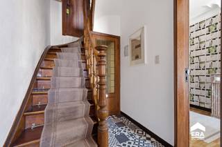 <p><strong>TE KOOP: Karaktervol eigendom te koop in het hartje van Ieper.</strong></p><p>In de historische stadskern van Ieper, op de geliefde Leet, bevindt zich deze woning met een adembenemend uitzicht op de iconische Lakenhallen en het vernieuwde plein. <span>Wie houdt van de historische charme van Ieper, de levendige binnenstad en de nabijheid van winkels, horeca en monumenten, zal zich hier meteen thuis voelen. Dit eigendom combineert een unieke ligging en karakter.</span></p><p>Deze instapklare woning straalt authenticiteit en gezelligheid uit. Met een bewoonbare oppervlakte van 146 m² beschikt ze over een sfeervolle leefruimte met charmante, authentieke elementen, een praktische keuken, gezellige buitenruimte, een ruime badkamer uitgerust met een ligbad, douche en toilet, <span>drie slaapkamers en extra zolderruimte</span>. Droge kelderverdieping aanwezig!</p><p><span>Een unieke opportuniteit voor wie op zoek is naar een </span><strong>karaktervol eigendom met een vergunde toeristische uitbating (voor 6 gasten) op een absolute toplocatie</strong><span>. </span>Dankzij de uitstekende beoordeling van maar liefst 9,8/10 geniet dit eigendom van een sterke reputatie en vormt ze een bijzonder interessante investering met onmiddellijk rendement.</p><p>Bovendien zijn er gratis parkeermogelijkheden in de directe omgeving, wat het comfort voor bewoners en bezoekers aanzienlijk verhoogt.</p>