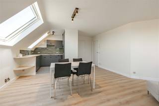 <p><strong>KIJKDAG ZA 29/08 | HUURRENDEMENT 5% | INSTAPKLAAR EN ENERGIEZUINIG APPARTEMENT MET TERRAS OP TOPLIGGING IN HARTJE AALTER</strong><br />In hartje Aalter, vinden we dit gerenoveerd appartement, vlakbij bakker, slager, supermarkten, scholen, restaurants, openbaar vervoer en met vlotte verbindingen naar onder meer Gent, Brugge en Brussel, doch met rustige ligging. Met een bewoonbare oppervlakte van 58 m² kan men genieten van een lichtrijke leefruimte met open en volledig geïnstalleerde keuken, 1 slaapkamer met ensuite badkamer en een zongericht terras. De warmtepomp en nieuwe veluxramen dragen bij tot een zeer energiezuinige eigendom. De lichte kleuren, warme tinten en kwalitatieve materialen zorgen dan weer voor een stijlvolle en moderne uitstraling. Met een huurrendement van maar liefst 5% is dit de ideale investeringseigendom maar ook als starterseigendom heel interessant.</p><p>Kijkdag op afspraak zaterdag 29 augustus, mail of bel om jouw afspraak vast te leggen. </p><p><strong>INDELING:</strong><br />We komen binnen in de inkomhal met afzonderlijk toilet. Vanuit de inkom komen we terecht in de ruime en lichtrijke leefruimte met open en volledig geïnstalleerde keuken.<br />De leefruimte biedt voldoende plaats voor een zithoek en eetplaats en biedt toegang tot het zongerichte terras.<br />Vanuit de leefruimte heeft men rechtstreekse toegang naar de ruime slaapkamer met ensuite badkamer met bad en lavabo met meubel.<br />Het appartement is volledig geschilderd en geniet een recente afwerking met moderne technieken.<br />Tot slot is er ook 1 staanplaats voorzien achteraan het gebouw.</p><p><strong>TROEVEN:</strong><br />- Topligging<br />- Energiezuinig<br />- Terras<br />- Huurrendement 5%</p>