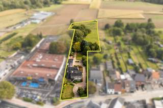 Deze voormalige “architectenwoning Van Eeckhout” bevindt zich aan de rand van Ninove en straalt een bijzondere architectuur en stijl uit.De 2...