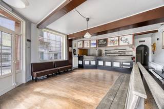 Een unieke kans om eigenaar te worden van het gekende Café 't Klein Stadhuis, gelegen op de Grote Markt in Vilvoorde. Dit gezellige buurtcafé geniet een uitstekende zichtbaarheid midden in het centrum.Indeling:Gelijkvloers:- Caféruimte met toog - Aparte keuken - Sanitair- Terras - Berging- Kelder1ste verdieping:- Woonkamer- Eethoek- Badkamer met ligbad- Slaapkamer 12e verdieping:- Slaapkamer 2- Zolderruimte met veel potentieelElektriciteit is conform.Deze eigendom biedt zowel commerciële als residentiële mogelijkheden en is perfect voor wie droomt van een eigen zaak mét woonst. Laat deze unieke opportuniteit niet aan u voorbijgaan!Interesse of graag een bezoek ter plaatse? Neem vandaag nog contact op voor meer informatie of een bezichtiging.