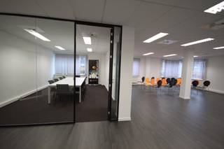 Het Intercity Business Park is gelegen naast de belangrijkste verkeersader van België; de E19 Antwerpen – Brussel. Dit bedrijvenpark bestaat uit 12 kantoorgebouwen. In totaal biedt Intercity Business Park ongeveer 35.000 m² aan kantoorruimte, 9.000 m² laboratoriumfaciliteiten en 3.000 m² magazijnruimte. De naastgelegen autosnelweg E19 kan ook aan uw firma een zichtlocatie bieden.<br />Oppervlakte: 268 m²<br />Parking ratio: 1/45 m²<br />Archiefruimte beschikbaar: 45€/m²/jaar.<br />