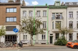 <p><span>Dit opbrengsteigendom is gelegen in de </span><span>Tolstraat</span><span>, een zijstraat van de Marnixplaats op het bruisende </span><span>Antwerpen-Zuid.</span><span> Het gebouw bestaat uit </span><span>vier vergunde studio's</span><span> met een jaarlijkse </span><span>huuropbrengst van circa €44.000</span><span>.</span></p><p><span> </span></p><p><span>Op elke verdieping bevindt zich een aparte studio. Elk voorzien van een leef- en slaapruimte, een eigen keuken en een aparte badkamer. De gelijkvloerse studio beschikt bovendien over een stadskoer.</span></p><p><span> </span></p><p><span>Indeling</span></p><p><span>-gelijkvloers: studio van circa 29 m² met stadskoer</span></p><p><span>-eerste verdieping: studio van circa 29 m²</span></p><p><span>-tweede verdieping: studio van circa 29 m²</span></p><p><span>-derde verdieping: studio van circa 21 m²</span></p><p><span>-gemeenschappelijke inkom- en traphal</span></p><p><span>-kelderruimte</span></p><p><span> </span></p><p><span>Troeven</span></p><p><span>-toplocatie op Antwerpen-Zuid</span></p><p><span>-4 vergunde woonunits</span></p><p><span>-jaarlijkse huuropbrengst van circa 44.000</span></p><p><span>-op wandelafstand van de Marnixplaats, het KMSKA en het Zuidpark</span></p><p><span>-vlotte bereikbaarheid met het openbaar vervoer</span></p><p><span> </span></p><p><span>Ben jij geïnteresseerd in dit opbrengsteigendom op Antwerpen-Zuid, ben je op zoek naar ander vastgoed of wens je de waarde van jouw eigendom te kennen? Dan ben je bij BOLT immo aan het juiste adres! Wij helpen jou graag verder.</span></p>