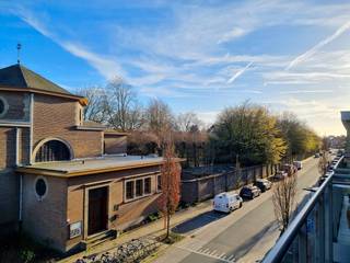 Dit <strong>lichtrijk appartement inclusief garagebox</strong> telt <strong>twee slaapkamers </strong>en is <strong>bijzonder goed gelegen</strong> aan het mooie dorpsplein van Drongen. <br /><br />Via de inkomhal met ingemaakte vestiairekasten betreed je de ruime en aangename leefruimte met <strong>overdekt terras</strong>, en een <strong>prachtig zicht</strong> op de Oude Abdij en de Drongense kerktoren. De keuken is volledig voorzien en heeft een praktische keukenberging. Het appartement omvat een eerste ruime slaapkamer, en een tweede kleinere slaapkamer die naargelang de woonwensen ook kan dienen als bureau, dressing, hobbykamer, etc. Verder is er nog de badkamer en een apart toilet. <br /><br />In de kelderverdieping bevindt zich de<strong> private, afgesloten garagebox</strong>.<br /><br />De huurprijs bedraagt maandelijks €1.000 (appartement + garagebox) + €100 syndicus forfait. <br /><br />Interesse in dit uiterst goedgelegen en lichtrijk appartement? Stuur gerust een mailtje naar <strong>gijs@convas.be</strong> met vermelding van uw telefoonnummer. 