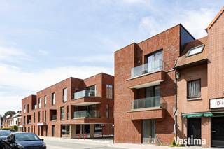 Bent u op zoek naar een instapklaar appartement waar luxe, comfort, duurzaamheid en een centrale ligging hand in hand gaan? Dan is dit een unieke kans die u niet wilt missen.<br /><br />Gelegen in het bruisende hart van Merelbeke bevindt u zich op wandelafstand van gezellige horecazaken, boetieks, een bakker en alle dagelijkse voorzieningen. Liefhebbers van wandelen en fietsen kunnen hun hart ophalen dankzij het uitgebreide netwerk van wandel- en fietsroutes, terwijl de nabijheid van het openbaar vervoer en de uitstekende verbindingen naar de campussen van UGent en HoGent, de E40, E17 en R4 zorgen voor een optimale bereikbaarheid.<br /><br />Dit is geen standaardappartement, maar een full-option woonconcept waar werkelijk aan elk detail werd gedacht. Hoogwaardige parketvloeren met vloerverwarming zorgen voor een warme en stijlvolle uitstraling, terwijl de luxueuze keuken, maatwerkkasten, elegante smeedijzeren binnendeur, extra stopcontacten en aanwezige verduistering getuigen van een hoog afwerkingsniveau. Bovendien voldoet het appartement aan de hoogste hedendaagse normen dankzij een warmtepomp, zonnepanelen, een ventilatiesysteem, een lift en een uitstekend EPC-label A / E-Peil 12!<br /><br />Het appartement maakt deel uit van residentie Sequoia, gebouwd in 2025 en slechts beperkt bewoond.<br /><br />Met een oppervlakte van 71 m² en 19 m² terrassen, werd elke vierkante meter optimaal benut. De lichtrijke leefruimte met open keuken vormt het hart van het appartement en sluit naadloos aan op het zonnige zuidwestgerichte terras waar u geniet van een aangenaam uitzicht op de gemeenschappelijke tuin. Het is de ideale plek om in alle rust te ontspannen of gezellig gasten te ontvangen.<br /><br />De ruime slaapkamer beschikt over een eigen terras en een stijlvolle ensuite badkamer met inloopdouche en badkamermeubel. Daarnaast zijn er een afzonderlijk gastentoilet met handenwasser en een praktische berging.<br /><br />In de verkoop zijn een ondergrondse autostaanplaats en een private kelderberging inbegrepen. Daarnaast geniet u van het vrije gebruik van de gemeenschappelijke fietsenstalling met fietsenlift.<br /><br />Een bijkomende troef is de esplanade die de Kerkstraat en de Sportstraat op een aangename manier met elkaar verbindt en zo bijdraagt aan de kwalitatieve en groene woonomgeving.<br /><br />Ook voor investeerders biedt dit appartement een bijzonder interessante opportuniteit. Dankzij de afwerking, de energiezuinige technieken en de uitstekende ligging wordt een geraamde huurprijs van € 950 per maand voorzien, wat dit appartement niet alleen aantrekkelijk maakt om zelf te bewonen, maar ook als zorgeloze investering.<br /><br />* Stedenbouwkundige inlichtingen in aanvraag.