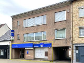 Knappe kantoor/handelsruimte van ca. 114m² op centrale locatie in het dorp van Sint-Job-in-'t-Goor. Het eigendom omvat eveneens twee...