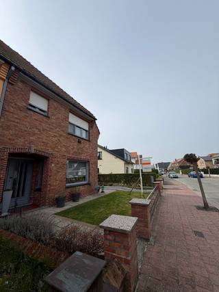 Deze halfopen bebouwing is gelegen in een rustige woonomgeving in Heist en biedt een praktische indeling met voldoende ruimte en mogelijkheden.Via de...