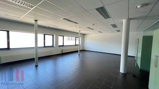 Espace de bureaux prêt à l’emploi de 171 m² à louer dans un excellent emplacement à Geel. Grâce à sa situation stratégique à proximité d’importants axes routiers tels que l’E313 et le ring de Geel, vous bénéficiez d’une excellente accessibilité vers Anvers, Hasselt et les régions environnantes. Le site se trouve également dans un environnement professionnel dynamique offrant une excellente mobilité.<br /><br />L’espace de bureaux est situé au premier étage et a été aménagé avec des finitions de qualité, alliant confort et fonctionnalité. Les élégantes cloisons vitrées garantissent une luminosité maximale et créent une sensation d’espace agréable, ouverte et lumineuse. L’espace dispose également de plusieurs salles de réunion, de bureaux séparés, d’un espace repas avec kitchenette entièrement équipée comprenant un lave-vaisselle, d’un espace de rangement pratique ainsi que d’une agréable terrasse offrant un confort supplémentaire aux collaborateurs et aux visiteurs.<br /><br />Le bureau est équipé de double vitrage et d’un éclairage LED écoénergétique, contribuant à un environnement de travail confortable et professionnel. En outre, le bâtiment offre une flexibilité supplémentaire grâce à la possibilité de louer des salles de réunion additionnelles ainsi qu’un espace de stockage en sous-sol supplémentaire.<br /><br />Le site dispose également de nombreuses places de parking pour les collaborateurs et les visiteurs. Une solution idéale pour les entreprises à la recherche d’un environnement de travail représentatif, professionnel et prêt à l’emploi. Disponible immédiatement !<br /><br />Contactez PANORAMA B2B pour plus d’informations, des plans ou une visite sans engagement : 011.220.500