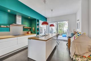<p>Ontdek deze <strong>instapklare woning</strong> gelegen in de Geurstraat, een rustige en centraal gelegen buurt van Anderlecht. De woning werd doorheen de jaren met zorg gerenoveerd en combineert authentieke charme met hedendaags wooncomfort. Met een bruikbaar vloeroppervlak van <strong>187 m²</strong> en <strong>4 slaapkamers</strong> is deze woning ideaal voor gezinnen.<br /><strong>Extra troeven van de woning:</strong><br />- Elektriciteit conform<br />- Verwarming op gas<br />- Aangenaam terras/buitenruimte<br />- Elk verdiep beschikt over een terras!<br />- Gunstig EPC label E (216 kWh/m²)<br />Indeling:<br />Op het gelijkvloers vindt u een lichtrijke woonkamer van 32 m², een geïnstalleerde keuken met eetplaats van 22 m², volledig uitgerust met <strong>hoogwaardige Siemens-toestellen</strong> waaronder een vaatwasser, ruime inductiekookplaat, oven, microgolf en dubbele spoelbak. Het gelijkvloers beschikt ook over een apart toilet.<br />De eerste verdieping biedt twee slaapkamers van 18 m² en 14 m², aansluitend een volledig ingerichte badkamer van 10 m² met bad, douche, dubbele wastafel en toilet.<br />Op de tweede verdieping bevinden zich nog twee slaapkamers van 18 m² en 16 m².<br />Tot slot is er nog een kelder van 23 m² en een zolder zorgen voor extra opslagruimte.<br />De ligging in het centrum van Anderlecht biedt een <strong>uitstekende bereikbaarheid</strong>: winkels, scholen, sportfaciliteiten, openbaar vervoer, een station en invalswegen liggen allemaal op wandel- of fietsafstand.<br />Aarzel niet en neem vandaag contact op voor het inplannen van een bezoek!</p>