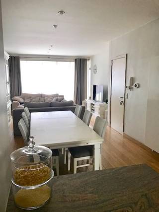 Charmant appartement met een uitzonderlijk groot terras!Omvat 2 slaapkamers, open keuken, woonkamer met eetplaats, afzonderlijke toilet, luxueuze...