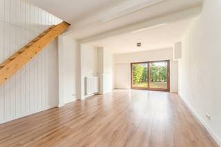 Bent u op zoek naar een aangename woning met een ruime tuin op een rustige, maar toch vlot bereikbare locatie? Dan is deze woning in Belzele, op de grens met Lievegem (Lovendegem), zeker een bezoek waard.<br /><br />Bij het binnenkomen wordt u verwelkomd in de inkomruimte, die toegang biedt tot de verschillende leefruimtes. De lichtrijke woonkamer biedt voldoende plaats voor een gezellige zit- en eetruimte. Aansluitend bevindt zich de ruime en volledig geïnstalleerde woonkeuken, voorzien van alle nodige toestellen en heel wat werk- en opbergruimte. Verder beschikt de woning over een functionele bergruimte met afzonderlijke wasruimte. De badkamer is uitgerust met een ligbad, wastafel en toilet. Op de eerste verdieping bevinden zich twee aangename slaapkamers.<br /><br />Een absolute troef van deze woning is de ruime, gunstig georiënteerde tuin met terras. Vooraan beschikt de woning bovendien over een ruime oprit met plaats voor meerdere wagens.<br /><br />Kortom, een aangename woning met een mooie bewoonbare oppervlakte, twee slaapkamers, een ruime tuin en een rustige ligging met een vlotte verbinding richting Gent en omliggende gemeenten.<br /><br />Bezoekdag woensdag 30/09/2026 van 16u tot 18u, mits het maken van een afspraak via 09 395 05 40 of verkoop@concept-home.be<br /><br />Vragen of een bezoek inplannen? Contacteer ons via verkoop@concept-home.be of 09 395 05 40.