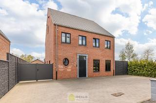 <strong>EEN BIJZONDER RIANTE WONING VAN MAAR LIEFST 302M² WOONOPPERVLAKTE (5 TOT 6 SLAAPKAMERS) OP EEN KNAP PERCEEL VAN 5A 90CA. DEZE ZEER RECENTE EN VOLLEDIG AFGEWERKTE VILLA BESCHIKT OP DE GELIJKVLOERSE VERDIEPING OVER EEN ROYALE INKOMHAL MET GASTENTOILET EN KANTOORRUIMTE, UITERST ROYALE LEEFRUIMTE MET EEN EXTRA RUIME LEEFKEUKEN MET TOEGANG TOT HEERLIJK TERRAS DMV GROTE RAAMPARTIJEN, ACHTERINKOM MET WASPLAATS; OP DE VERDIEPING BESCHIKT DE WONING OVER 3 AANGENAME SLAAPKAMERS WAARVAN 1 MET RUIME DRESSING, EEN LUXUEUZE BADKAMER EN APART TOILET; VERDER BIEDT DE WONING NOG EEN RUIME AFGEWERKTE TWEEDE VERDIEPING ONDERVERDEELD IN 2 RUIME SLAAPKAMERS, EEN BERGZOLDER EN RUIME KELDER. EEN ‘MUST SEE’ VOOR KOPERS OP ZOEK IN HET MOOIE SEGMENT!</strong><br /><br /><strong>LIGGING: </strong><br />Deze woning is gelegen vlak bij het centrum van Overpelt, binnen een 2-tal minuten heeft men toegang tot de Noord-Zuid verbinding. De woning heeft een mooie breedte aan de voorzijde en is gelegen op een onderhoudsvriendelijk perceel, tevens is de tuin volledig omheind en aangelegd.<br /><br /><strong>INDELING: </strong><br /><strong>Gelijkvloerse verdieping: </strong><br />- Fijne inkom met gastentoilet – schitterende en extra ruime leefruimte voorzien van een prachtige open leefkeuken (uitgerust met AEG toestellen, quookerkraan, warmhoudlade, pyrolyse-oven, vaatwasser,…) met knappe eethoek voorzien van alle comfort en met directe toegang naar ruim terras (terras bereikbaar door riante openschuifbare glaspartijen, allen voorzien van screens) – achterinkom – extra ruime wasplaats/berging (met aansluiting voor wasmachine en droogkast en waskoker vanop iedere etage, tevens de mogelijkheid om tweede badkamer te maken dankzij extra wateraansluitingen) – (mogelijkheid tot extra toilet ) -<br /><br /><strong>Eerste verdieping: </strong><br />- Ruime vide, toegang gevend tot 3 ruime slaapkamers – slaapkamer 1 bestaande uit slaapgedeelte en aansluitend een ruime inloopdressing – slaapkamer 2 – slaapkamer 3 – nachttoilet – luxe badkamer voorzien van dubbele wastafel en ruime inloopdouche en ligbad –<br /><br /><strong>Tweede verdieping:</strong><br />- Volledige afgewerkte zolderverdieping onderveeldeeld in 2 extra ruime slaapkamers - technische ruimte -<br /><br /><strong>Zolder:</strong><br />- Zolderruimte -<br /><br /><strong>Kelder:</strong><br />- Kelder onder volledige woning met extra hoge plafond!! -<br /><br /><strong>Tuin: </strong><br />- Volledig onderhoudsvriendelijk aangelegd – omheind – verharding rondom de woning - <br /><br /><strong>EXTRA TROEVEN:</strong><br />- Luxueus segment<br />- 5 tot 6 slaapkamers<br />- Volledig onderkelderd (mogelijk om lift naar kelder te installeren vanaf aparte buiteningang)<br />- Kwalitatieve materialen<br />- Extra hoge plafonds (2m73)<br />- Aluminium schrijnwerk (triple glas!)<br />- Zonnepanelen (10x)<br />- Vloerverwarming (op gelijkvloers, badkamer en dressing op verdiep)<br />- Nog 3 jaar 100% korting op onroerende voorheffing<br />- Regenwaterputten voor 10.000 liter <br />- Inbouwspots en indirect licht<br />- Woning beschikt tevens over domotica (nog niet in gebruik)<br />- Camerabewakingssysteem ter overname<br /><br /><strong>Stedenbouwkundige Inlichtingen:</strong><br />VG - WG - GMO – GVKR – GVV<br /><br /><strong>EPC-bouw: 31kWh/(m²jaar) – 72029-G-OMV_2018016971/EP17197/A001/D01/SD001</strong><br /><br /><strong>O-peil: </strong>niet overstromingsgevoelig<br />P-score: B<br />G-score: A<br /><br /><strong>Benieuwd naar deze prachtige woning? Ons IDEALIS Team geeft U met plezier en steeds vrijblijvend de nodige informatie via e-mail, ter plaatse of op ons kantoor te Pelt.<br />Wenst U advies omtrent uw eigen woning? Graag plannen wij vrijblijvend met U een afspraak in om onze expertise met U te delen, steeds tot Uw dienst!!<br />Neem contact op met IDEALIS VASTGOED op 011/515 565 of mail naar info@idealisvastgoed.be!</strong>