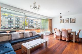 <p>Dit appartement is gelegen op de eerste verdieping van een klein gebouw. U komt binnen in een inkomhal vanwaar u een lichte woonkamer betreedt met grote raampartij die toegang geeft tot een balkon. Hier is ook plaats voor een eetkamer. <br />De dichte keuken is voorzien van kookplaat en afzuigkap, en veel kastruimte. Hier is ook een aansluiting voor een wasmachine voorzien. Verder heeft u een apart gastentoilet en een fijne badkamer, met ligbad en lavabo. De twee slaapkamers zijn ruim en voorzien van veel lichtinval. <br />Garagebox verplicht bij aan te kopen voor 30.000 EUR. Deze bevindt zich achter het gebouw. <br />Elektriciteit en gas zelf af te sluiten. Water (ongeveer 80 EUR) zit in voorshot van de gemeenschappelijke kosten. Deze bedragen ongeveer 200 EUR per maand inclusief reservekapitaal opbouw. <br />Na opfrissing een zeer fijn appartement, ook zeer geschikt voor investeerders. <br />EPC C label! AREI conforme elektrische keuring. Asbestattest aanwezig. Geen asbest. Zie bijlages op onze website. <br />Voor meer informatie www.domus-immobilien.be, bel met Irene 0475/653581 of e-mail naar Irene@domus-immobilien.be en plan snel een afspraak in! </p>