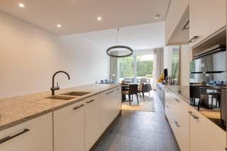 Deze topper aan de achterzijde van het station van Zottegem is gebouwd in 2016 ! ENERGIEZUINING dankzij ZONNEPANELEN &amp; WARMTEPOMP ! Kwalitatieve afwerking zoals leisteen vloeren, NATUURSTEEN werkblad in de keuken, dressing OP MAAT, badkamer met ligbad en douche, .... AANGELEGDE TUIN met terras en veel PRIVACY !<br />Detailinfo zoals bouwplannen, EPB, elektriciteitskeuring op www.JUNOvastgoed.be