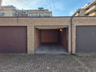 <p><span>SAINT-NICOLAS</span><span> - Vous cherchez un garage à louer à Saint-Nicolas, près du centre-ville ? Alors cette annonce pourrait vous intéresser !</span></p><p><span> </span></p><p><span>Principaux atouts</span></p><ul><li><span>Situation centrale </span></li><li><span>Box très spacieux avec électricité</span></li></ul><p><span> </span></p><p><span>Le box est équipé d'une porte basculante métallique et se trouve dans le complexe de garages de la rue Lavendelstraat , box numéro 4. </span></p><p><span> </span></p><p><span>Disponible</span><span>immédiatement </span></p><p><span>Loyer </span><span>mensuel€ 75 par mois.</span></p>