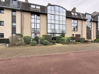 In de Ter Duinenlaan 5 te Koksijde vinden we dit lichtrijk appartement met twee slaapkamers en garage te huur. Het appartement bevindt op wandelafstand van het centrum, winkels en de duinen.INDELING> gelijksvloers:- Woonkamer met open keuken voorzien van een kookplaat, frigo, oven en spoelbak;- 2 Slaapkamers ;- Berging;- Badkamer met douchebad en wasmeubel;- Terras.- toilet;In de kelderverdieping beschikt het appartement nog over een privatieve kelderberging en een garage.TROEVEN:- TOPlocatie, op wandelafstand van het centum;- Gelijksvloers- Lichtrijk; Gemeenschappelijke kosten: + €50/maandBen je geïnteresseerd in dit pand te huur in Koksijde? Ga naar de website www.dewaele.com, klik op het pand dat je wenst te huren. Via de rode knop "vraag je bezoek aan" vragen we u kort een profiel in te vullen. Daarna nemen we contact op voor een bezoek. Telefonisch kunnen er geen afspraken gemaakt worden.