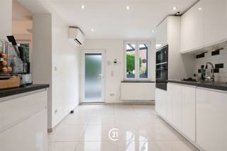OPDoe een bod vanaf 329 000 euroGerenoveerde woning met tuin en bijgebouw op centrale ligging in Grimbergen en mooie tuin.Deze instapklare woning met tuin en bijgebouw is gelegen op een zeer centrale locatie in Grimbergen, met een vlotte verbinding naar de grote invalswegen en autostrades.Indeling: Gelijkvloers: inkomhal, eerste zithoek, volledig uitgeruste keuken, tweede zithoek, toilet en badkamer. Eerste verdieping: twee volwaardige slaapkamers. Zolderverdieping: bereikbaar via vaste trap en ingericht als derde slaapkamer.De woning is gelegen op een perceel van 2a 40ca. In de tuin bevindt zich een bijgebouw met een vierde slaapgelegenheid, uitgerust met toilet en douche. Kelder.Technische kenmerken: 15 hoogrendement zonnepanelen (2022) - Gascondensatieketel en warmtepomp/airco in alle ruimtes - Vernieuwde ramen (2024) - Nieuwe keuken (2022)Alle leidingen vernieuwd - Asbest: golfplaten bijgebouw - Parkeermogelijkheid op 50 m (grote publieke parking) Deze woning combineert een centrale ligging met moderne renovaties en is klaar voor onmiddellijk gebruik.