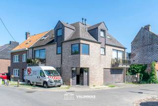 VALIMMAS verkoopt nabij het centrum van Asse deze rustig en residentieel gelegen opbrengsteigendom met 3 appartementen en garage...
Appartement A1 (± 61m² + terras, gelijkvloers) omvat een inkomhal, een living, een ingerichte keuken, een berging/wasplaats, een badkamer met ligbad, één slaapkamer en een ommuurd terras (± 10m²). EPC: 245 kWh/m² - energielabel C (UC: 20260502-0003860558-RES-1). Thans verhuurd sedert 26/09/2017 mits € 580,29 + lasten € 20/maand.
Appartement A2 (± 90m² + terras, duplex rechts) omvat een inkomhal, een toilet, een living met toegang tot het terras (± 3m²), een ingerichte keuken, een badkamer met ligbad, en twee slaapkamers. EPC: 359 kWh/m² - energielabel D (UC: 20260502-0003860569-RES-1). Thans verhuurd sedert 14/06/2017 mits € 938,53 + lasten € 25/maand.
Appartement A3 (± 96m² + terras, duplex links) omvat een een inkomhal, een toilet, een living met toegang tot het terras (± 3m²), een ingerichte keuken, een badkamer met ligbad, en drie slaapkamers. EPC: 175 kWh/m² - energielabel B (UC: 20260502-0003860572-RES-1). Thans verhuurd sedert 19/12/2019 mits € 750 + lasten € 25/maand.
Nog op het gelijkvloers: de gemeenschappelijke inkomhal, een dubbele garage en 2 bergplaatsen (elk ± 3m²), en een autostandplaats voor 1 (bestel)wagen in het voortuintje.
Actuele huuropbrengst = € 2.268,82/maand = € 27.226 per jaar.
Rustig gelegen nabij het centrum van Asse, met alle centrumfuncties binnen wandelafstand – Mobiscore 8,9/10 !