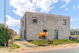 <p><span>KNAPPE NIEUWBOUWWONING OP ZEER GOEDE LOCATIE TE HASSELT MET ZICHT OP DE ACHTERLIGGENDE WEIDES</span></p><p><span> </span></p><p><span>Net buiten de grote ring van Hasselt, treffen we deze nieuwbouwwoning in halfopen bebouwing aan.</span></p><p><span>Gezien de centrale ligging van de woonst bevinden alle nodige faciliteiten waaronder scholen, winkels en het openbaar vervoer zich binnen handbereik.</span></p><p><span>Ook ligt de oprit van de autostrade in de nabije omgeving waardoor omliggende steden en gemeentes vlot te bereiken zijn.</span></p><p><span> </span></p><p><span>Vanuit de inkomhal met apart toilet betreden we de knappe open leefruimte.</span></p><p><span>Deze ruimte laat zich kenmerken door haar ruimte- en lichtgevoel, de grote raampartijen welke zorgen voor een mooi zicht op de groene omgeving.</span></p><p><span>De woning beschikt verder over 3 slaapkamers, badkamer en een apart toilet.</span></p><p><span>Bekijk zeker en vast de plannen onder het tabblad ‘Documenten’ om een beter zicht te krijgen van de indeling en de oppervlaktes van deze woonst.</span></p><p><span> </span></p><p><span>De woonst wordt momenteel aangeboden in casco staat (zijnde de grond + de ruwbouw: water- en winddicht = metselwerken, ramen, deuren en dak).</span></p><p><span> </span></p><p><span>Optioneel kan er gekozen worden voor casco+ of volledig afgewerkt.</span></p><p><span> </span></p><p><span>Prijs exclusief kosten casco+: € 356.429</span></p><p><span>Prijs exclusief kosten volledig afgewerkt: € 402.406</span></p><p><span> </span></p><p><span>Wenst u graag meer informatie over dit nieuwbouwproject? Laat het ons weten op 011 59 79 99 of via </span><span><span>info@hetvastgoedkantoor.be</span></span></p><p><span> </span></p><p><span> </span></p>