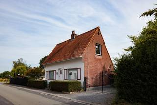 Deze charmante eigendom bevindt zich op een boogscheut van Gent, maar in een mooie groene setting. De binnen- en buitenring Drongen bevinden zich op minder dan een kilometer van de woning waardoor een vlotte verbinding naar Gent, de E40 en de E17 gegarandeerd zijn, maar het Bufferbos en Landschapspark 'Groene Velden' vormen een natuurlijke groene gordel om de woning heen. Het huis dateert van 1955, heeft een sterke bouwstructuur en een karakteristiek uitzicht. De woning dient gerenoveerd te worden naar hedendaagse normen maar biedt een ideale basis om op verder te bouwen. De indeling is vandaag compact, maar de staat van onderhoud is goed. Er is een inkomhal met trap, eetplaats, woonkamer, keuken, badkamer, veranda en een apart toilet. Boven zijn er 2 slaapkamers, een toilet op de nachthal en extra bergruimte. De tuin is feeëriek aangelegd met perken en paden, beelden en prieeltjes, een vijvertje en enkele tuinhuisjes. Er is een aparte houten garage en een carport naast de woning. Het perceel is afgesloten met een bekaertdraad, een poort en met enkele mooie hagen en leent zich perfect voor een (moderne) uitbreiding van de woning waarbij nog steeds voldoende tuinzone kan behouden worden. Deze eigendom heeft een erg leuke locatie met een ideale verbinding naar Gent, perfect voor mensen die op zoek zijn om hun eigen creatie te combineren met een karaktervolle woning! Meer info: 0485/321.842