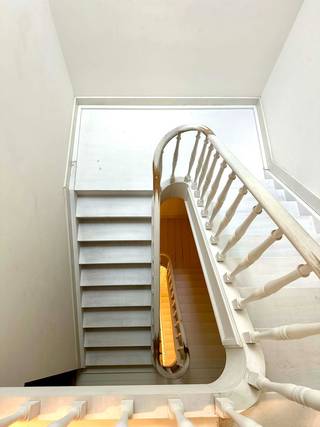 BEZOEKEN ENKEL OP AFSPRAAK VIA MAIL: stephanie@immodelestre.beKIJKDAG: 27 april (avond). Ontdek dit ruim en lichtrijk duplexappartement (ca. 125 m²)...