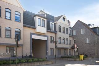 <p><span>LUMINEUS DUPLEX-APPARTEMENT 88M² MET 2 SLAAPKAMERS, LEUK TERRAS EN GROTE GARAGE.</span></p><p><span>Het appartement bevindt zich op 2de en 3de verdieping van verzorgde residentie "Den Duc" uitgerust met lift.</span></p><p><span>Aangenaam gelegen in het centrum van het charmante Hingene (Bornem) met vlotte bereikbaarheid via A12, N16 en N17.</span></p><p><span> </span></p><p><span>2de verdieping:</span><span> Inkomhal / wc / lichtrijke living met eetplaats en salon - prima uitgeruste open keuken (totale opp.: 37m²) met toegang tot zuid-georiënteerd terras (7m²).</span></p><p><span>3de verdieping:</span><span> Nachthal / 2 slaapkamers (4,3 x 3,5m; 4,3 x 2,5m) / badkamer (3,1 x 1,7m) met wastafel, ligbad met douchemogelijkheid en wc / dressing (2m²) / berging met wasplaats (2m²).</span></p><p><span>Ruime ondergrondse garage / gemeenschappelijke fietsenberging.</span></p><p><span>Appartement is voorzien van een zonnetent.</span></p><p><span>Elektriciteit conform AREI.</span></p>