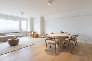 [[ DIT PAND NEEMT DEEL AAN DE ERA OPEN HUIZEN DAG OP 19/9 VAN 17:30 TOT 18:30 ]] <strong>Middelkerke: Exclusief luxueus appartement met frontaal zeezicht te koop</strong><br /><br />Op een absolute toplocatie aan de Zeedijk van Middelkerke bevindt zich dit exclusieve, tot in de kleinste details gerenoveerde appartement in de goed onderhouden Residentie Admiral. De perfecte keuze voor wie op zoek is naar een instapklaar verblijf.. <br /><br /><strong>Indeling</strong><br />Via de inkomhal betreedt u de lichtrijke leefruimte met een stijlvolle, volledig uitgeruste open keuken. Terwijl u kookt, geniet u van een uniek frontaal uitzicht op zee. De ruime woon- en eetkamer sluit naadloos aan op het volwaardige terras. Verder beschikt het appartement over een afzonderlijk gastentoilet, een elegante badkamer met een ruime inloopdouche en twee volwaardige slaapkamers.<br /><br /><strong>Troeven</strong>
<ul><li><strong>Exclusieve ligging: </strong>Frontaal op de Zeedijk, op wandelafstand van winkels, restaurants en het centrum.</li><li><strong>Luxueuze afwerking: </strong>Hoogwaardige materialen en een verfijnde afwerking tot in de kleinste details.</li><li><strong>Adembenemend uitzicht: </strong>Geniet elke dag van een uitzonderlijk frontaal zeezicht en casionzicht.</li></ul>
Meer informatie? Contacteer me op +32 478 436 402 of op simon@eraservimo.be