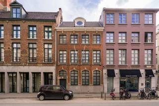 <p><span>Stijlvolle stadswoning met zonnige tuin & parkeermogelijkheid in exclusieve buurt van Antwerpen</span></p>
<p><span> </span></p>
<p><span>Dit uniek en karakteristiek herenhuis, gelegen in een van de meest begeerde straten van Antwerpen, biedt een zeldzame combinatie van</span><span> </span><span>stijlvolle charme, ruimte en een uitzonderlijke ligging. Dit prachtige pand combineert wonen en werken op een </span><span>exclusieve en functionele manier</span><span>. Met een royaal woonoppervlak van 409m², een zonnige japanse tuin van 86 m², een groot terras aan de keuken en de mogelijkheid voor een praktijk of kantoor aan huis, is dit het ideale familiehuis!</span></p>
<p><span> </span></p>
<p><span>De </span><span>zuidgerichte oriëntatie</span><span> zorgt voor een overvloed aan natuurlijk licht. De </span><span>Japanse binnentuin met zwembad</span><span> biedt een </span><span>oase van rust</span><span> middenin de bruisende stad, terwijl het </span><span>zonnige terras op de eerste verdieping</span><span> een heerlijke buitenruimte vormt. Bovendien geniet je van een </span><span>centrale maar rustige ligging</span><span>, in een zeer gewilde weldra heraangelegde Lange Nieuwstraat, op wandelafstand van winkelstraten, gezellige restaurants, scholen en culturele hotspots.</span></p>
<p><span>Indeling van de woning</span></p>
<ul>
<li><span>Gelijkvloers</span><span>: Voorheen een designstudio, nu een veelzijdige ruimte die perfect kan dienen als </span><span>praktijk, kantoor, showroom, galerij of andere commerciële invulling</span><span>.</span></li>
<li><span>Eerste verdieping</span><span>: Sfeervolle </span><span>woonkamer met prachtige parketvloer</span><span> en een volledig uitgeruste keuken, met aanpalend een ruim en zonnig terras.</span></li>
<li><span>Tweede verdieping</span><span>: </span><span>Twee ruime slaapkamers</span><span>, met de optie voor een derde, een dressing en </span><span>twee badkamers</span><span>.</span></li>
<li><span>Zolderverdieping</span><span>: Ruime slaapkamer en een extra opslagkamer.</span></li>
<li><span>Kelder</span><span>: Volledig onderkelderd, ideaal voor opslag of uitbreiding van de werkruimte.</span></li>
</ul>
<p><span> </span></p>
<p><span> </span></p>
<p><span>Extra Troeven van dit pand</span></p>
<p><span>✔</span><span> Twee overdekte parkeerplaatsen beschikbaar (€50.000 per stuk), met optie voor laadpalen.<br /></span><span>✔</span><span> Zuidgericht dak, perfect voor de plaatsing van meer dan 30 zonnepanelen.<br /></span><span>✔</span><span> Uitstekende commerciële ligging: zichtbaar, centraal én rustig.<br /></span><span>✔</span><span> Gelegen in de recent vernieuwde Lange Nieuwstraat, een aantrekkelijke en moderne stadsomgeving.</span></p>