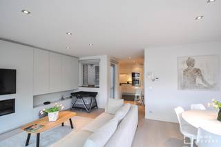Zeer recent ongemeubeld duplexappartement, centraal gelegen op de Dumortierlaan en dichtbij de zeedijk.Indeling: Inkomhal met berging en...