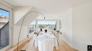 <p><span>Subliem zonnig duplexappartement met ruime terrassen en zijdelings zeezicht, op enkele stappen van de Zeedijk in Knokke.</span></p>
<p><span>Via de inkomhal met gastentoilet, vestiaire en ruime wasplaats komt u in de zeer lichtrijke leefruimte, die rechtstreeks uitgeeft op twee terrassen, respectievelijk zuid- en oostgericht, met zijdelings zeezicht. Dankzij de grote en talrijke raampartijen op het zuiden, oosten en westen genieten de woonkamer, eetplaats, zithoek, keuken en bureau van een uitzonderlijke lichtinval en veel zon.</span></p>
<p><span>De ruime, zonnige zithoek beschikt over een ingebouwde gashaard en tal van maatkasten. Door de raampartijen op zowel het oosten als het zuidwesten baadt deze ruimte in het licht.</span></p>
<p><span>De prachtige, open keuken is zeer kwalitatief afgewerkt in marmer en voorzien van Miele-toestellen, een gezellig eiland met barkrukken en twee grote ingemaakte Amerikaanse koelkasten. De keuken geeft rechtstreeks toegang tot een ruim, zuidwestgericht terras. Aansluitend bevindt zich een ruime bureauruimte met veel maatkasten, eveneens uitgevend op het zuidgerichte terras.</span></p>
<p><span>Via de prachtige trap bereikt u de verdieping.</span></p>
<p><span>De ruime masterbedroom beschikt over tal van eiken maatkasten, een grote tv-wand en een ensuite badkamer met toilet, Italiaanse inloopdouche en wastafel, volledig afgewerkt in prachtige mortex. De tweede volwaardige slaapkamer beschikt over een tweepersoonsbed en mooie eiken maatkasten. De derde slaapkamer is ingericht met een ingemaakt stapelbed, een afzonderlijk eenpersoonsbed en een ensuite badkamer met inloopdouche, toilet en wastafel in mortexafwerking. Deze slaapkamer kan ook als volwaardige slaapkamer ingericht worden met een dubbel bed.</span></p>
<p><span>Privatieve kelder aanwezig in het gebouw. Mogelijkheid tot aankoop van twee garageboxen in het gebouw.</span></p>
<p><span>Superlatieven schieten tekort om dit prachtige appartement te omschrijven. Absoluut een bezoek waard.</span></p>