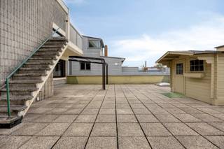 Ruim en lichtrijk appartement met uitzonderlijk terras van 120 m²<br /><br />Dit veelzijdig appartement van maar liefst 140 m² combineert comfort, karakter en een uitzonderlijke buitenruimte. <br />De absolute troef is het royale terras, westelijke oriëntatie, van ca. 120 m², waar u volop kunt genieten van de namiddag- en avondzon.<br /><br />De woonkamer van 50 m² vormt het hart van de woning en straalt dankzij de parketvloer en open haard met houtkachel een warme en gezellige sfeer uit. Aansluitend bevindt zich de volledig uitgeruste keuken, die een directe verbinding heeft met het terras. Een praktische buitenberging zorgt hier voor extra opbergruimte.<br /><br />Het appartement beschikt over drie volwaardige slaapkamers, ideaal voor een gezin, gasten of als combinatie van wonen en werken. Verder is er een gastentoilet en een ruime badkamer, uitgerust met een wastafel, ligbad, afzonderlijke douche, toilet en bidet.<br /><br />De combinatie van de royale woonoppervlakte, drie slaapkamers en het bijzonder terras maakt dit appartement tot een comfortabele en aangename woonplek met veel mogelijkheden.<br /><br />Dankzij het beperkte aantal entiteiten binnen het gebouw is er geen verplichting tot het aanstellen van een syndicus. Dit zorgt voor een eenvoudige en laagdrempelige organisatie van het gebouw en vermijdt de bijkomende kosten van een externe syndicus.<br /><br />Het appartement beschikt bovendien over een gunstig EPC met B-label, wat garant staat voor een goede energetische prestatie en een aangenaam wooncomfort. Een mooie bijkomende troef voor wie ruimte, comfort én energiezuinigheid wil combineren.<br /><br />De vermelde prijs is een richtprijs. Elk bod onder, op of boven deze prijs zal voorgelegd worden aan de eigenaar die al dan niet kan aanvaarden.
