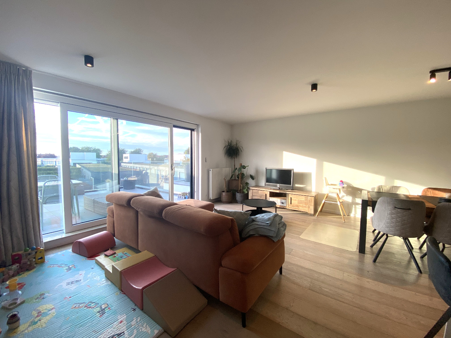 Instapklaar modern 2-slaapkamerappartement met garage in hartje Waregem! - foto 4