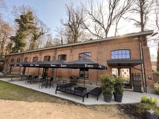 Het pand ligt in een levendige en recentelijk herontwikkelde buurt, waar tal van nieuwbouwappartementen zijn gerealiseerd. Deze combinatie van historische charme en moderne woonomgeving zorgt voor een dynamische en aantrekkelijke locatie, ideaal voor horecazaken, evenementen of andere publiek toegankelijke activiteiten, met uitsluiting van groothandel en grootschalige kleinhandel.Dit beschermde eigendom combineert authentieke charme met hedendaags comfort en is momenteel ingericht voor horeca- en evenementenactiviteiten. Dankzij de gunstige ligging en de toelating van de gemeente voor elke publiek toegankelijke activiteit, biedt dit pand een brede waaier aan exploitatiemogelijkheden.Met een bruikbare oppervlakte van ca. 650 m² beschikt het pand over:- Een volledig uitgeruste horecakeuken- Een ruime en sfeervolle bar- Meerdere polyvalente ruimtes, ideaal voor evenementen of bijeenkomsten- Een verdieping die perfect kan dienen voor privé-events, vergaderingen of andere activiteiten- Comfortabele privéruimte met eigen sanitair en ingerichte badkamerBij het betreden van het pand komt u in een verzorgde inkomhal met sanitaire voorzieningen, waaronder vier toiletten, een aangepast toilet voor personen met een beperking en meerdere lavabo’s.Voor kandidaten die de zaak onmiddellijk wensen verder te exploiteren, kan ook het handelsfonds worden overgenomen. Dit omvat onder meer de keukenuitrusting, de handelsnaam, het klantenbestand en het volledige interieur. De hiervoor geldende overnameprijs is niet inbegrepen in de publieke vraagprijs.Interesse in dit unieke eigendom? Neem gerust contact op voor meer informatie of een bezichtiging.Bestuursmaatregelen in het maatregelenregister: nee