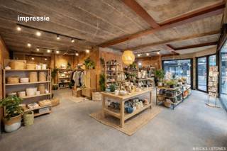 Dit handelspand bevindt zich op een uiterst zichtbare hoek in een drukke commerciële omgeving. De brede glaspartijen zorgen voor maximale exposure en trekken vanzelf de aandacht van voorbijgangers.<br /><br />Binnenkomend beschik je over een afzonderlijke inkom en een open ruimte die je makkelijk naar eigen concept kunt indelen. Dit maakt het pand geschikt voor tal van activiteiten, zoals kantoorfunctie, apotheek, praktijk of dienstverlening. Het overvloedige natuurlijke licht creëert een aangename werkomgeving.<br /><br />Daarnaast is er een aparte zone voorzien waar eenvoudig een keuken kan worden geplaatst, wat het dagelijkse comfort verhoogt. De kelderverdieping biedt extra opslag- of archiefruimte en is praktisch toegankelijk.<br /><br />Bepaalde afwerkingen kunnen in samenspraak nog worden bepaald, zodat het geheel volledig kan worden afgestemd op jouw specifieke noden.<br /><br />Op zoek naar een representatieve handelslocatie met uitstekende bereikbaarheid in Merksem? Dan is dit een interessante kans.