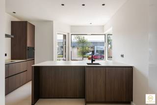<p><span>Deze karaktervolle woning (daterend uit de jaren 30) met aangename & zonnige tuin werd met smaak en kwaliteitsvolle materialen van kop tot teen volledig gerenoveerd . Bij het binnenkomen komen we in een uiterst lichte woonruimte terecht met doorgang naar de tuin. Vooraan treffen we een volledig ingerichte keuken. Op de 1 ste verdieping zijn er 2 ruime slaapkamers met een eerste badkamer en de 2de verdieping is eveneens fraai afgewerkt met een 3de badkamer en een extra doucheruimte. Ideale gezinswoning met een prima EPC (B) op een prima ligging op de grens Kapellen/Brasschaat. Onmiddellijk beschikbaar & 100% instapklaar!</span></p><p><span> </span></p><p><span>* dak werd eveneens volledig vernieuwd!</span></p><p><span>* gunstige EPC-score!</span></p>