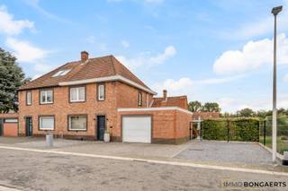 Op zoek naar een gezellige woning op een rustige locatie? Deze instapklare woning in As is gelegen in een doodlopende straat, ideaal voor wie houdt van rust en privacy, met alle nodige voorzieningen binnen handbereik.<br /><br />Dankzij de gunstige ligging bevinden scholen, winkels en de autosnelweg zich op korte afstand.<br /><br />De indeling is als volgt:<br />Op het gelijkvloers vinden we de inkomhal, leefruimte met eet- en zithoek, aparte leeshoek, keuken, toilet, badkamer en inpandige garage.<br />Op de bovenverdieping is er de overloop, 3 slaapkamers waarvan 1 gebruikt wordt als dressing en een aparte bureelruimte.<br /><br />De tuin met aangelegd terras is volledig omheind.<br /><br />PLUSPUNTEN<br />+ RUSTIGE LIGGING <br />+ EPC D GEEN RENOVATIEPLICHT<br />+ SPOUWMUURISOLATIE <br />+ ELEK CONFORM<br />+ PARKETVLOER OP BOVENVERDIEPING<br />+ INPANDIGE GARAGE<br /><br />Een ideale gezinswoning voor wie comfortabel wil wonen in As, met alle voorzieningen vlakbij!