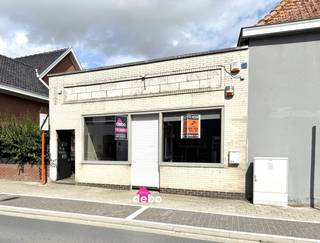 Ontdek dit veelzijdige handelspand met tal van mogelijkheden, gelegen op een perceel van maar liefst 600m². Met een bruikbare binnenruimte van 60...