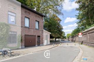 <p>Op zoek naar een centraal gelegen stadswoning met inpandige garage in Gent? <br />Deze stadswoning in de Engelbert van Arenbergstraat bevindt zich op een gunstige locatie, vlak bij station Gent-Dampoort en op korte afstand van het bruisende stadscentrum.</p><p>De woning is praktisch verdeeld over drie niveaus.<br />Op het gelijkvloers bevindt zich een ruime inpandige garage, een bijzonder handige troef in deze stedelijke omgeving. <br />De eerste verdieping omvat de leefruimte met keuken.<br />Op de tweede verdieping bevindt zich de slaapkamer, als ook de douchekamer en toilet.</p><p>De woning is momenteel verhuurd, wat ze ook interessant maakt voor wie op zoek is naar een investeringspand.<br />Kortom: Een interessante opportuniteit voor zowel de eigen bewoning als voor wie een vastgoedinvestering overweegt.</p><p>Op zoek naar een gezellige stadswoning op een centrale ligging nabij Gent-Dampoort? Contacteer ons dan gerust voor meer informatie of voor het inplannen van een bezoek ter plaatse.</p>