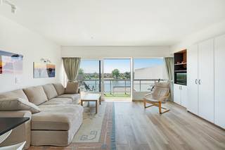 Deze zeer mooie zongerichte studio met panoramisch uitzicht is gelegen op de 3de verdieping.<br />De studio beschikt over een inkomhal met vestiaire , een gezellige leefruimte met inbouwkasten/bed en met toegang tot het zonneterras, een open ingerichte keuken, een badkamer met douche en toilet.<br /><br />Gelegen in een verzorgd domein met binnenzwembad en privéstrand.<br /><br />Contacteer ons voor bijkomende informatie of een bezoek.<br />Info en bezoek bel Andries De Leyn 0472 53 66 09
