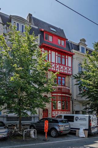 <strong>Ligging</strong><br /><br />Centraal gelegen in de Koningin Elisabethlaan op <strong>wandelafstand </strong>van het <strong>Sint Pieters Station</strong> te Gent. Een makkelijke verbinding met het openbaar vervoer alsook de R4.<br /><br /><strong>Indeling</strong><br /><br />Deze kantoorruimte bevat een bruikbare oppervlakte van <strong>127m</strong>2 en bestaat uit een inkom met trap naar het benedenverdiep, de 1ste bureelruimte met berging, de technische berging, een 2de bureelruimte met opslagruimte, een derde bureelruimte met toegang naar de <strong>buitenruimte van 30m2</strong>, een afzonderlijke keuken, een apart toilet en berging.<br /><br /><strong>Troeven</strong><br /><br />- <strong>EPC B</strong><br />- beschikbaar bij akte<br />- privatieve buitenruimte <br />- <strong>koeling/verwarming met</strong> <strong>warmtepomp</strong><span><br /><br /></span>Voor inlichtingen en/of bezoek, bel Guillaume Delbecque 0472 25 70 76