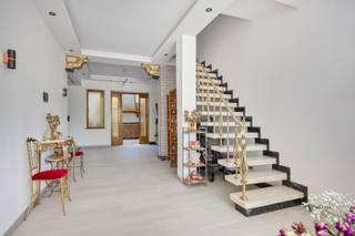 Ontdek deze verrassend ruime woning op de Oudstrijderslaan 13, pal aan het station en op wandelafstand van winkels, scholen en het centrum...