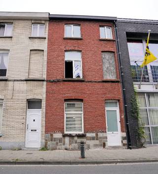 Deze woning heeft onlangs een nieuw dak (uiteraard met isolatie) gekregen. Ramen en cv zijn bruikbaar (hoewel een HR brander meer rendement zal geven). Keuken & badkamer, alsmede de vloer kan een opfrisbeurt verdragen.<br />Er zijn 2 hele grote kamers op de verdieping vooraan 1 & 2; achteraan is er een 2 persoonskamer, op het 1e en een 1 persoonskamer op het 2e.<br />De kelder wordt niet gebruikt, hoewel dit met luik en piston met afstandbediening perfect mogelijk is.<br />Attesten zijn in aanvraag. Door het nieuwe dak zou de EPC maximaal D. kunnen zijn.<br />Electro is vernieuwd doch bij het plaatsen van nieuwe keukentoestellen heb je toch opnieuw te laten controleren.<br />Tip, door het sanitair naar boven te verhuizen wordt er terug een koertje gemaakt, interessant voor de vuilnisbak.<br /><br /><br />Ideaal voor de studerende kroost in onder te brengen.