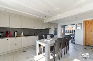 Op zoek naar een comfortabele en lichtrijke woning in een aangename, rustige omgeving? Deze instapklare halfopen bebouwing in het charmante Leffinge biedt alles wat u nodig heeft voor zorgeloos wonen.<br /><br />U betreedt de woning via de ruime veranda, waar u meteen geniet van een prachtig zicht op de zonovergoten tuin — een ideale plek om tot rust te komen in elk seizoen. Vanuit de veranda komt u in de volledig uitgeruste keuken die aansluit op de gezellige leefruimte.<br /><br />Op het gelijkvloers bevindt zich verder een praktische slaapkamer of bureau, een badkamer met inloopdouche en een aparte wasberging.<br /><br />De bovenverdieping omvat een nachthal en twee volwaardige slaapkamers, perfect voor een gezin of extra hobby- of logeerruimte.<br /><br />Een absolute troef is de dubbele garage, bereikbaar via een zijweg, wat zorgt voor extra comfort en privacy.<br /><br />Kortom, een verzorgde en functionele woning met veel lichtinval, gelegen in een rustige buurt met een vlotte bereikbaarheid.<br /><br />Interesse? Laat u verrassen door de charme en mogelijkheden van deze woning!