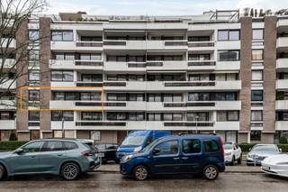<p><strong>Breed en lichtrijk appartement op toplocatie aan het Rucaplein</strong></p>
<p>Dit aangename en brede appartement is gelegen op een gegeerde locatie aan het Rucaplein en biedt een comfortabele woonindeling met veel natuurlijk licht. De open leefruimte vormt het hart van het appartement en geniet van grote raampartijen die uitgeven op een ruim terras over de volledige breedte van het appartement, ideaal om volop te genieten van buitenruimte en licht.</p>
<p>Aansluitend bevindt zich de open keuken, praktisch ingericht en perfect geïntegreerd in de leefruimte. Verder beschikt het appartement over één volwaardige slaapkamer, een nette badkamer, een afzonderlijk toilet en een handige berging binnen het appartement. Extra opbergruimte is voorzien dankzij een private kelderberging.</p>
<p>Tot slot hoort er een autostaanplaats bij het appartement, verplicht aan te kopen aan €20.000, wat een absolute meerwaarde is op deze locatie.</p>
<p>Een ideaal appartement voor eigen bewoning of als investering, dankzij de uitstekende ligging, het brede terras en de functionele indeling.</p>
<p><strong>Troeven op een rij:</strong></p>
<p><b> -</b>Brede en lichtrijke leefruimte</p>
<p>- Goed EPC</p>
<p>- Private kelderberging</p>
<p>- Autostaanplaats (verplicht aan te kopen aan €20.000)</p>
<p>- Rustig gelegen aan het Rucaplein</p>
<p>Interesse? Neem gerust contact op voor meer informatie of een bezoek ter plaatse.<br /><br />Attesten (EPC, asbest, EK) zijn beschikbaar via onze website: https://jamar.immo/<br /><br />Wg, Vg, Vv, Gvkr, geen overstromingsgebied gebied, geen worg</p>