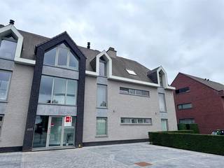 <p><span>DESTELBERGEN </span><span>- Bent u op zoek naar een ruim appartement met groot terras en prachtig uitzicht te Destelbergen?<br />Dan is dit appartement misschien iets voor u.</span></p><p><span> </span></p><p><span>De belangrijkste troeven in een notendop:</span></p><ul><li><span>Energiezuinig appartement (EPC B)</span></li><li><span>Groot en zonnig terras met prachtig uitzicht op de groene velden</span></li><li><span>1 ondergrondse parkeerplaats en 1 bovengrondse staanplaats</span></li><li><span>Extra kelderberging</span></li><li><span>Rustige, groene ligging en toch vlot bereikbaar via E17 en E40</span></li></ul><p><span> </span></p><p><span>Zo ziet het appartement er uit:</span></p><p><span>Inkomhal met toegang tot de berging en apart toilet. Ruime leefruimte met open keuken en voldoende ruimte voor het inrichten van een praktische bureauhoek.<br />Vanuit de leefruimte is er toegang tot het grote zonnige terras met mooi zicht op de omliggende groene velden.<br />Er zijn 2 Slaapkamers en 2 badkamers waarvan 1 ensuite met bad, lavabo en toilet aan de slaapkamer.<br />Daarnaast beschikt het appartement over een kelderberging, 1 ondergrondse staanplaats in de parkeergarage en 1 bovengrondse staanplaats.<br /><br /></span></p><p><span>Belangrijk:</span><span><br />Beschikbaar vanaf 1 oktober 2026<br />Huurprijs € 1300 + € 90 provisie</span></p><p><span>EPC: 183kWh (B)</span></p><p><span> </span></p><p><span>Voor een bezoek ter plaatse, vul zeker het huurdersprofiel in via onze website</span></p>