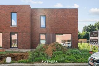 In de charmante en centraal gelegen Geneikenstraat vindt u dit aantrekkelijke perceel van 4a 31ca. Met een breedte van 11 m en een diepte van 31,08 m biedt het alle mogelijkheden om een moderne halfopen woning te bouwen. De zuidoostelijke oriëntatie zorgt ervoor dat uw tuin de hele dag door zonlicht opvangt, ideaal voor ontspanning en gezellige momenten met het gezin.<br /><br />Droomt u van een duurzame en energiezuinige woning? Denk aan vloerverwarming, een lucht-water warmtepomp, zonnepanelen en ventilatiesysteem D. Zo combineert u modern comfort met een laag energieverbruik. Grote, lichtrijke leefruimtes zorgen voor een gevoel van ruimte en verbondenheid. Hier creëert u niet zomaar een huis, maar een warme thuis waar u zich meteen welkom voelt.<br /><br />De locatie combineert rust met absolute bereikbaarheid. Scholen bevinden zich om de hoek, wat ideaal is voor jonge gezinnen. Openbaar vervoer ligt op 250 m en binnen 1,5 km bereikt u de snelwegen van het bekende Klaverblad in Lummen. Winkels, restaurants en ontspanning liggen binnen een straal van 200 m tot 2 km, zodat u nooit ver hoeft te zoeken naar uw volgende activiteit.<br /><br />De woning die u hier bouwt, is perfect afgestemd op uw behoeften. Met 3 ruime slaapkamers, een moderne badkamer en een open keuken die naadloos aansluit op de leefruimte, geniet u van optimaal wooncomfort. De zonnige tuin wordt al snel uw favoriete plek om te ontspannen na een drukke dag.<br /><br />Dit perceel en uw toekomstige woning zijn beschikbaar voor 428.381 euro inclusief BTW en registratiekosten. Een slimme investering die kwaliteit, duurzaamheid en comfort samenbrengt op een toplocatie.<br /><br />Casco aankoop behoort tot de mogelijkheden. Voor meer informatie, neem gerust contact met ons op!<br /><br />Wacht niet langer en zet vandaag nog de eerste stap naar uw nieuwe thuis. Neem contact met ons op voor meer informatie of een bezichtiging ter plaatse. Uw toekomst begint hier, in de Geneikenstraat in Lummen.