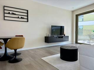 Wonen aan het water, met alles dichtbij.<br /><br />Dit instapklare 1-slaapkamerappartement uit 2023 combineert modern wooncomfort met een rustige ligging aan de Rupel. Gelegen op de 2de verdieping biedt het 73,6 m² woonoppervlakte, een terras van 10,2 m² en grote raampartijen die zorgen voor veel licht en een open gevoel. Bovendien is er ook een privatieve kelderberging van 4 m².<br /><br />De ligging is ideaal: rustig aan het water, maar op wandelafstand van het centrum van Boom, gezellige horeca en recreatiedomein De Schorre. Antwerpen, Brussel en Mechelen zijn vlot bereikbaar in ca. 20 minuten, met een snelle aansluiting op de A12 en E19.<br /><br />De lichtrijke leefruimte sluit mooi aan op het ruime terras met zicht op de omgeving en de Rupel. Verder beschikt het appartement over een ruime slaapkamer, moderne badkamer en kwalitatieve keuken. Alles is uitstekend onderhouden en instapklaar. <br /><br />Ook energetisch scoort dit appartement sterk. Als BEN-woning met EPC-label A beschikt het over vloerverwarming, eigen zonnepanelen en ventilatie type D. Goed voor aangenaam wooncomfort én een lage energiekost.<br /><br />Een extra troef als investering: dankzij de nabijheid van De Schorre is het appartement interessant voor verhuur tijdens de twee Tomorrowland-weekends.<br /><br />Belangrijk om weten: er is een ondergrondse autostaanplaats, die verplicht bij aan te kopen is voor €25.000.<br /><br />De algemene voorwaarden van Dewaele DIY kunt u steeds raadplegen via dewaele.com.<br /><br />Bestuursmaatregelen in het maatregelenregister: in aanvraag