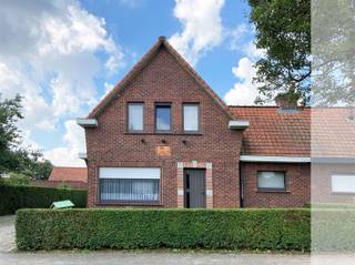 <p><span>Deze woning met tuin in een rustige wijk.</span></p><p><span> </span></p><p><span>Indeling </span></p><p><span> </span></p><p><span>De woning omvat op het gelijkvloers een inkomhal, een ruime living bestaande uit 2 delen, een keuken uitgerust met alle toestellen, een koele, ruime (was)berging, een droge kelder en een apart toilet. </span></p><p><span>Op de eerste verdieping vind je 2 slaapkamers en een badkamer  uitgerust met een douche, lavabo en toilet. Tot slot heeft de woning ook een zolder (bergruimte). </span></p><p><span>De woning heeft een mooie grote, zonnige tuin met een ruime tuinberging + garage. Naast de woning vind je een oprit met parkeergelegenheid voor 2 a 3 wagens. </span></p><p><span> </span></p><p><span>Wat maakt deze woning interessant? </span></p><p><span> </span></p><p><span>Gunstige en rustige ligging nabij N60 en het station van Eine</span></p><p><span>Grote onderhoudsvriendelijke en zonnig tuin</span></p><p><span>Veel parkeergelegenheid </span></p><p><span> </span></p><p><span>Ook benieuwd om deze woning te bezichtigen? </span></p><p><span>Vraag je bezoek aan via onze site immodhondt.be</span></p>